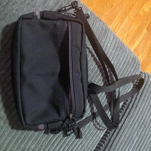 Tom Bihn Side Effect Crossbody/Belt bag. Black with gray interior. VGUC
